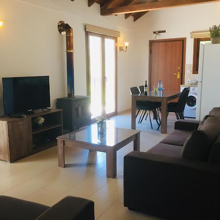 Love Holiday Suite 2 Tris Elies Exteriör bild