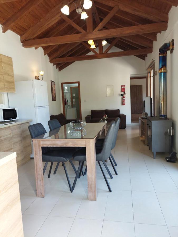 Love Holiday Suite 2 Tris Elies Exteriör bild