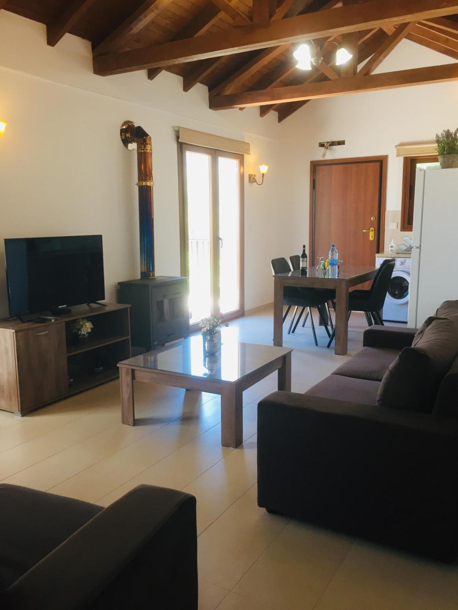 Love Holiday Suite 2 Tris Elies Exteriör bild